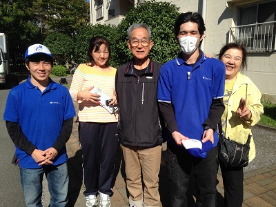 お客様は親御様と３人で片付け作業を行うため、これまで熊本から福岡へ遺品整理をするために７回も整理作業へ来られていたそうです。自分達でできる範囲は３人で協力して 続けていたものの、体力的にも限界を感じ始めて残りの作業はプロにお願いしようと 思ったそうです。そこでスマートホンで業者探しをはじめました。何でも屋、便利屋と 検索をしていたところ、福岡No1「お客様の声」を獲得する福岡の便利屋という言葉に目がとまり【便利屋】暮らしなんでもお助け隊 福岡別府店のホームページにたどり着きました。「とても感じがよくて他の便利屋とは違って片付けを専門でやっており、スタッフのみなさんも最初の ページに登場されていてとても好感がもてました。お客様の声の多さに一番びっくり しました。実際に読ませていただいて依頼することをきめました。」と嬉しいお言葉からお問い合わせのご相談は始まりました。福岡へ到着後お見積にお伺いし後日作業をさせていただくことになりました。「さすが片付け専門でやっている便利屋ですね！私たちと 違って作業の要領もよく早くて丁寧で安心してお任せできました。しかもお掃除まで やっていただいて本当に助かりました。何でもやってくれてありがとうございました。」と作業が完了したお部屋をみてお客様はほっとされていました。最後はスタッフ全員と 一緒に写真撮影までご協力いただきました。