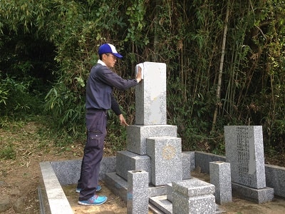 お墓が遠方にある場合、 お手入れにいくのが大変です。 草が伸びていたり、 雨風で汚れてしまいます。 今までは、福岡へ帰ってきた時や お墓参りの際にお手入れを行って いたが、 年をとってからは、草取りの作業や お墓の清掃もつらくなり、 お墓参りにもいけるかどうか… というご親族の方からのご依頼が 増えています。 私たちが、ご家族様・ご親族様に かわってお墓の清掃を行います。