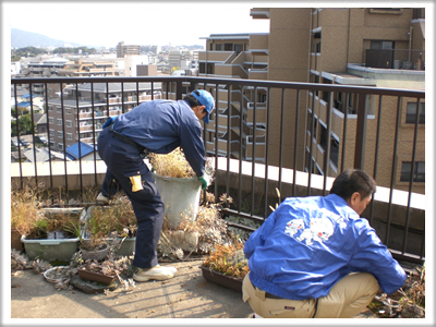 福岡市南区柳瀬の【便利屋】暮らしなんでもお助け隊 福岡別府店　春日のベランダ片付け施工中！